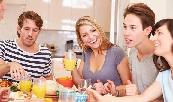 娱乐吃瓜菌8个陌生人,八位神秘嘉宾的跨界狂欢之夜