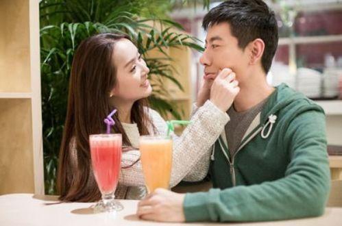 两个人吃瓜的娱乐小说,两颗瓜子的甜蜜碰撞